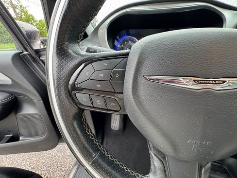 Used 2020 Chrysler Pacifica Limited w/ Advanced Safetytec Group FWD image 22