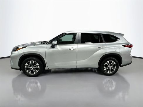 Used 2023 Toyota Highlander XLE image 10