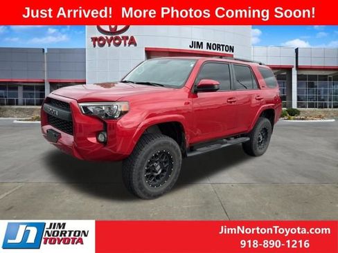 Used 2017 Toyota 4Runner SR5 AWD/4WD image 2