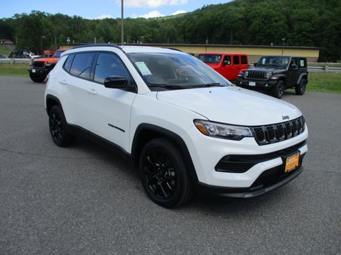 Used 2026 Jeep Compass Latitude w/ Quick Order Package 29K AWD/4WD image 3