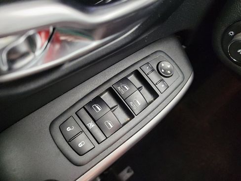 Used 2019 Jeep Cherokee Latitude Plus w/ Cold Weather Group AWD/4WD image 27