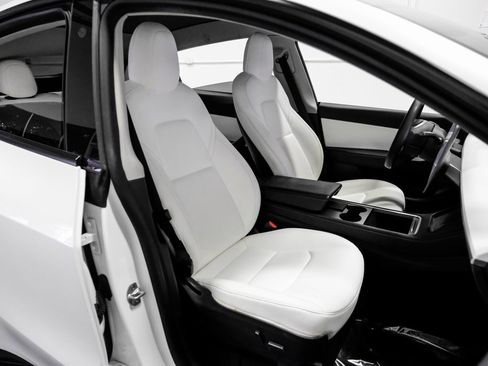 Used 2022 Tesla Model Y Long Range image 28