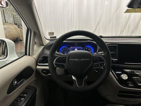 Used 2022 Chrysler Pacifica Touring-L image 15
