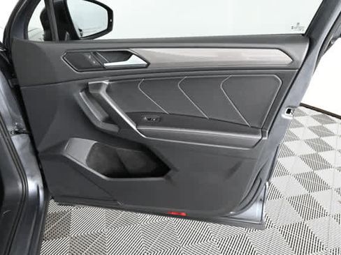 Used 2023 Volkswagen Tiguan SE w/ Panoramic Sunroof Package image 12