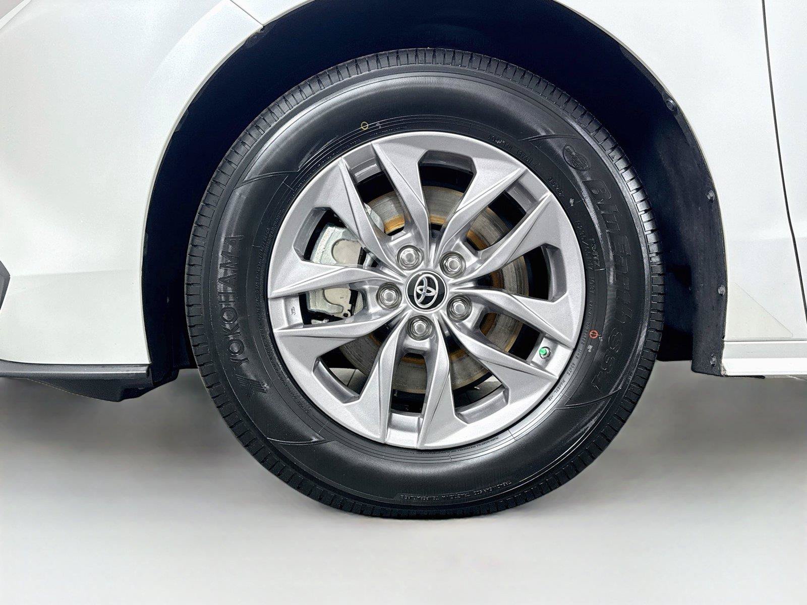 Certified 2025 Toyota Sienna XLE FWD image 44