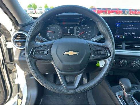 Used 2024 Chevrolet Trax LS w/ LS Convenience Package FWD image 11