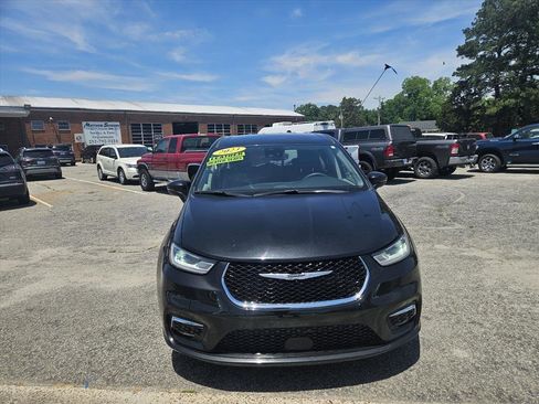 Used 2023 Chrysler Pacifica Touring-L FWD image 2
