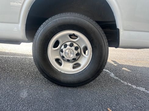 Used 2017 Chevrolet Express 2500 image 13