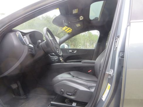 Used 2018 Volvo XC60 T6 Momentum w/ Convenience Package image 11