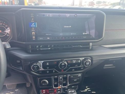 Used 2024 Jeep Wrangler Rubicon image 14