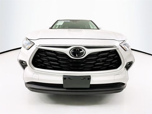Used 2022 Toyota Highlander LE image 2