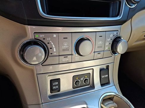 Used 2013 Toyota Highlander SE AWD/4WD image 22