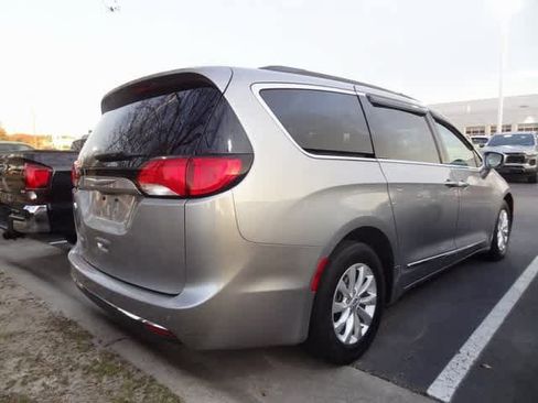 Used 2017 Chrysler Pacifica Touring-L image 4