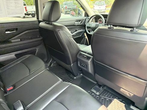 Used 2026 Nissan Pathfinder SL FWD image 39