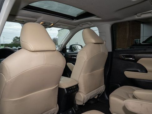 Used 2023 Toyota Highlander Limited image 12