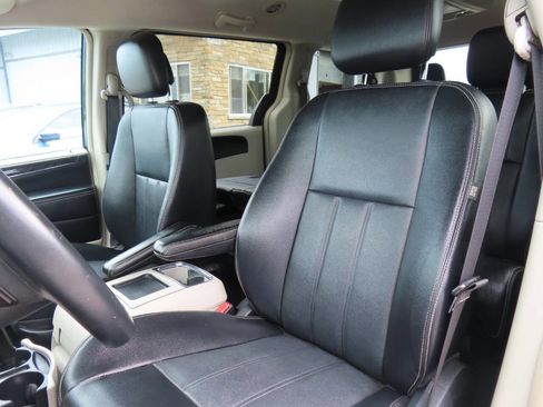 Used 2014 Chrysler Town & Country Touring FWD image 43