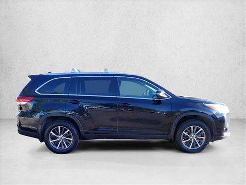 Used 2019 Toyota Highlander XLE AWD/4WD image 5