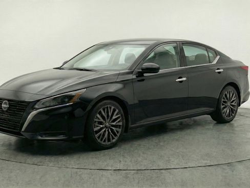 Used 2025 Nissan Altima 2.5 SV image 3