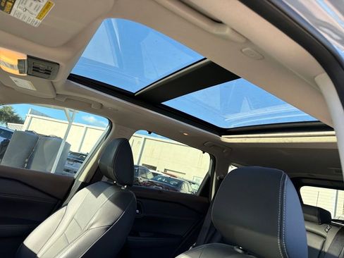 Used 2023 Nissan Rogue SL w/ SL Premium Package image 17