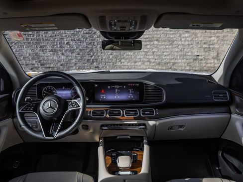 Used 2024 Mercedes-Benz GLS 450 4MATIC image 24