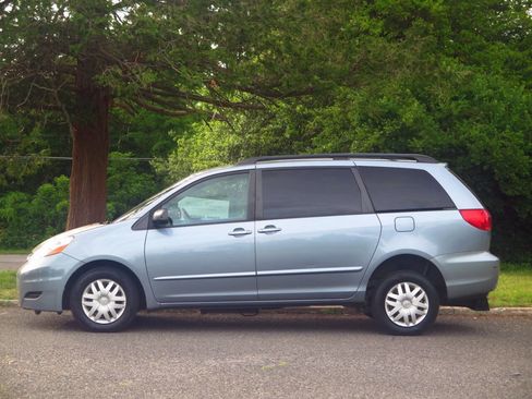 Used 2010 Toyota Sienna LE FWD image 19
