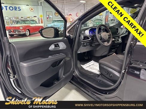 Used 2024 Chrysler Pacifica Touring image 11