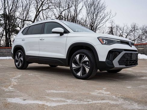 Certified 2025 Volkswagen Taos SE image 7