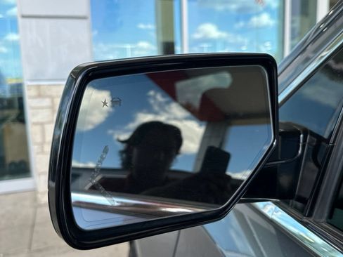 Used 2018 GMC Yukon SLT w/ Premium Edition RWD image 6