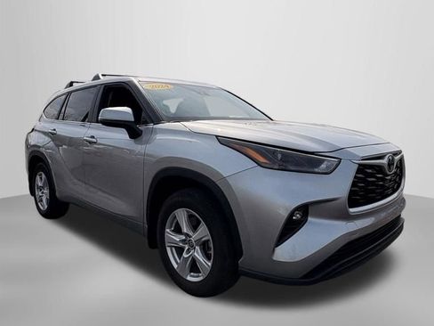 Used 2024 Toyota Highlander LE AWD/4WD image 10