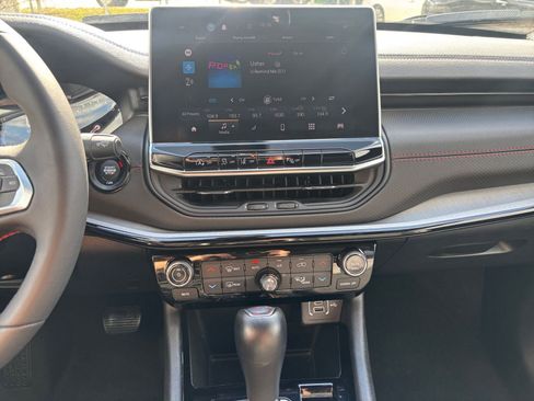 Used 2025 Jeep Compass Trailhawk image 17