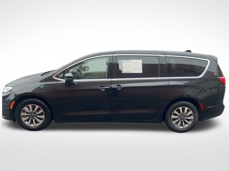Used 2023 Chrysler Pacifica Touring-L video 2