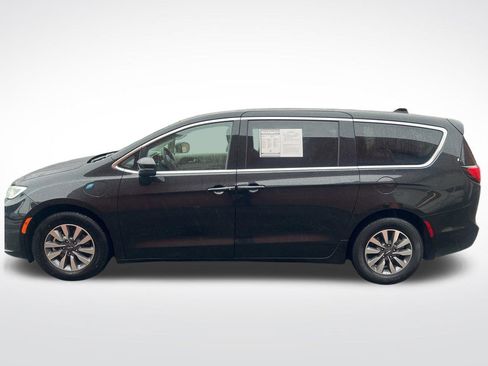 Used 2023 Chrysler Pacifica Touring-L image 2