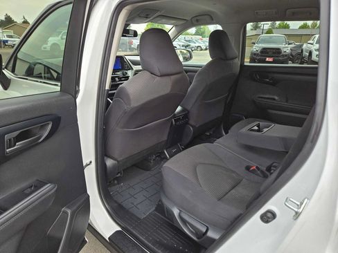 Used 2024 Toyota Highlander XLE AWD/4WD image 15