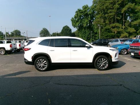 Used 2025 Buick Enclave Preferred AWD/4WD image 5