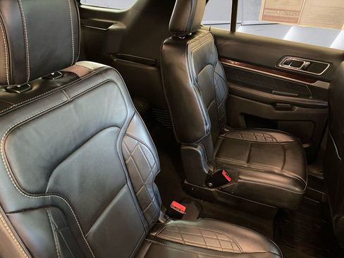 Used 2019 Ford Explorer Platinum image 16