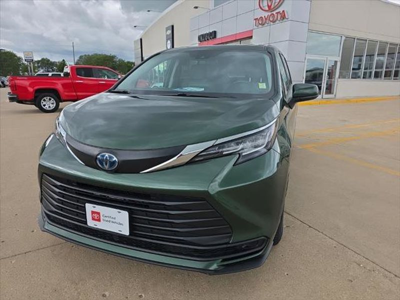 Certified 2022 Toyota Sienna LE image 1