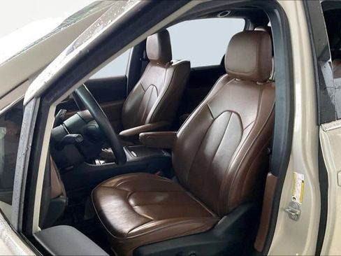 Used 2021 Chrysler Pacifica Limited w/ Uconnect Theater Family Group image 15