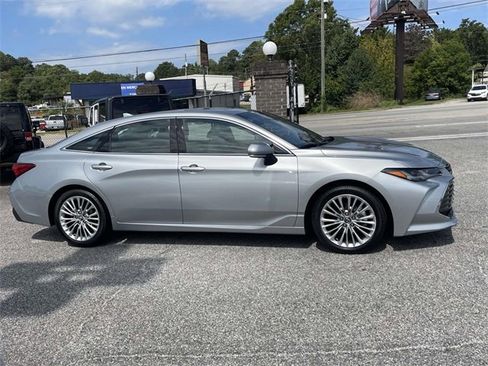 Used 2020 Toyota Avalon Limited image 2