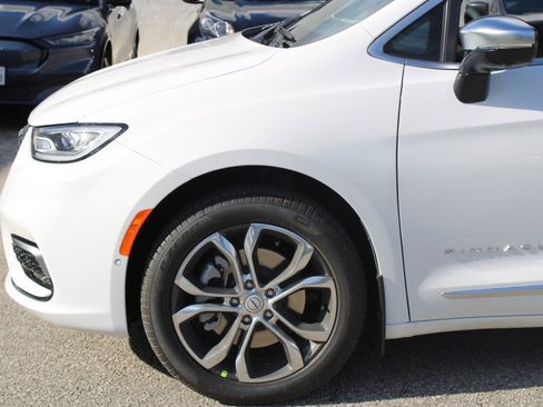 New 2026 Chrysler Pacifica Pinnacle image 7