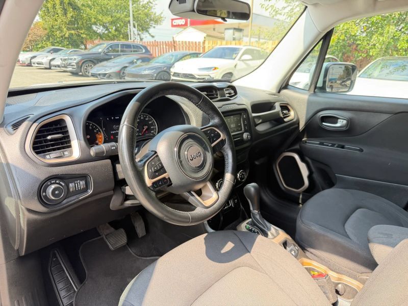 Used 2017 Jeep Renegade Latitude FWD image 13