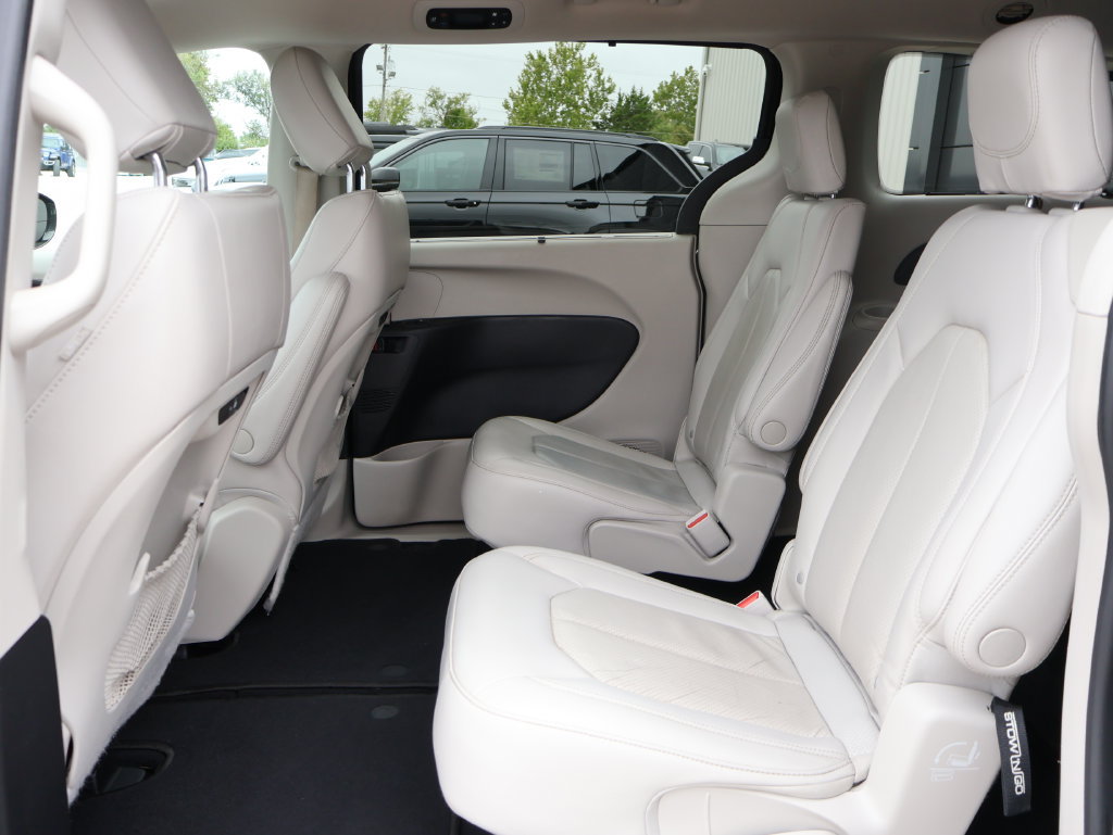 Used 2021 Chrysler Pacifica Touring-L FWD image 14
