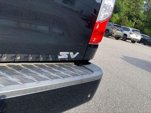 Used 2024 Nissan Titan SV w/ SV Convenience Package RWD image 9