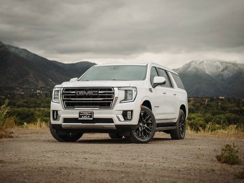 Used 2022 GMC Yukon XL SLT w/ SLT Premium Package AWD/4WD image 3
