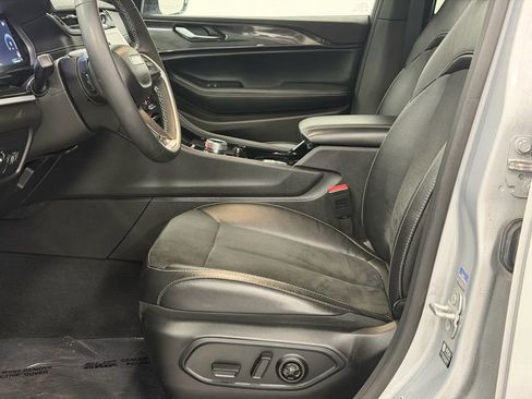 Used 2023 Jeep Grand Cherokee Altitude image 13