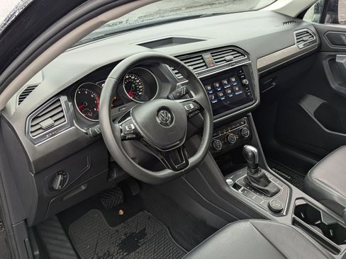 Used 2020 Volkswagen Tiguan SE w/ Panoramic Sunroof Package image 12