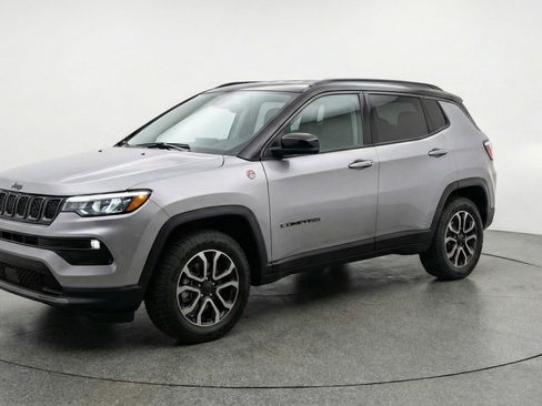 Used 2025 Jeep Compass Trailhawk image 3