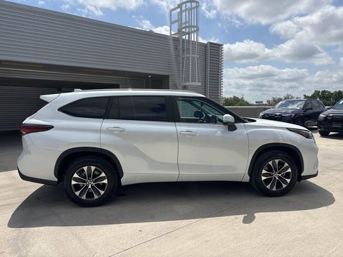 Used 2025 Toyota Highlander XLE FWD image 4