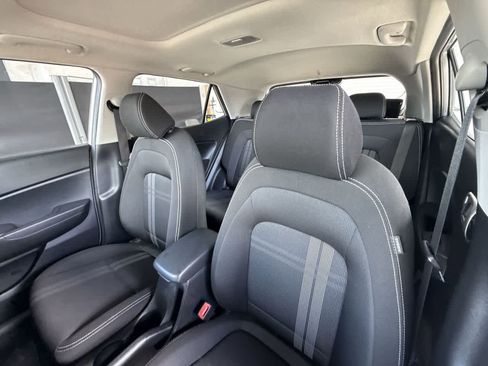 Used 2025 Hyundai Venue SEL FWD image 14