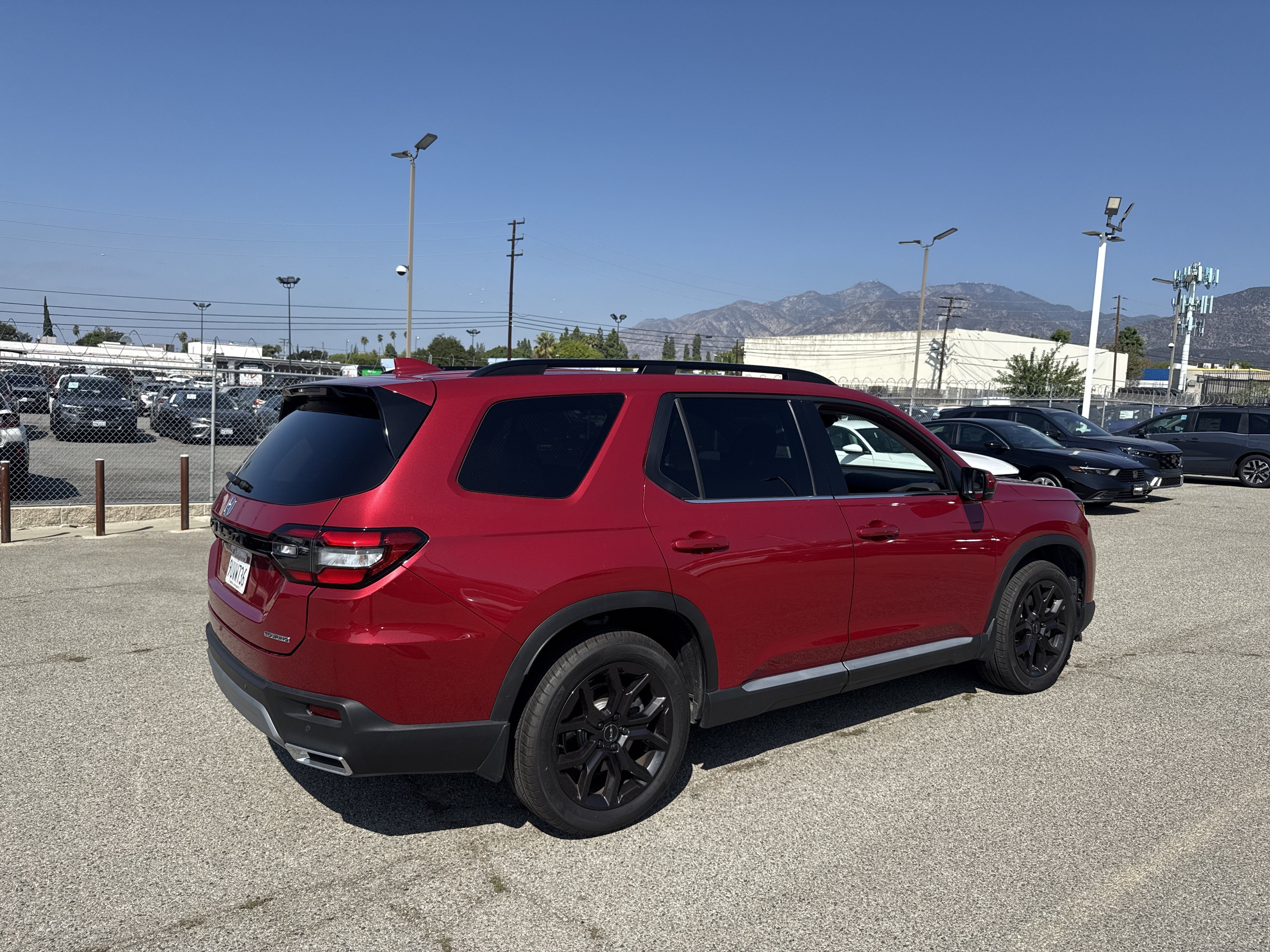 Used 2025 Honda Pilot Touring image 3
