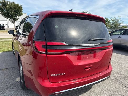 Used 2024 Chrysler Pacifica Touring-L FWD image 10